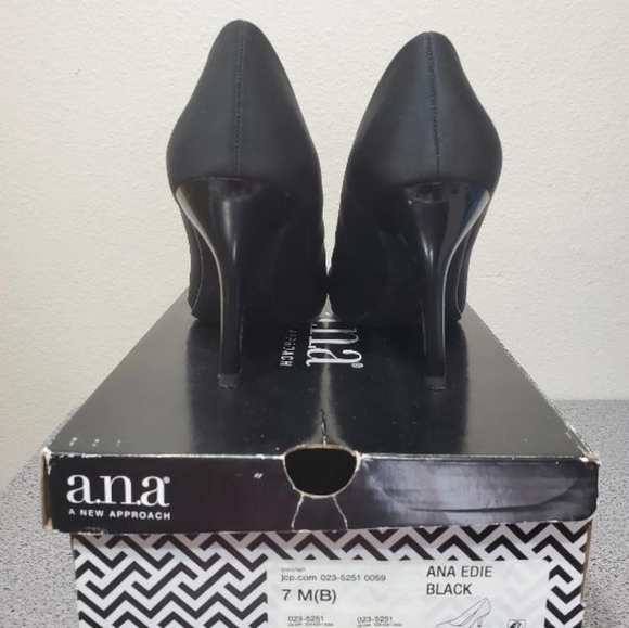Women's Shoes Heels size 7M - Picture 2 of 3